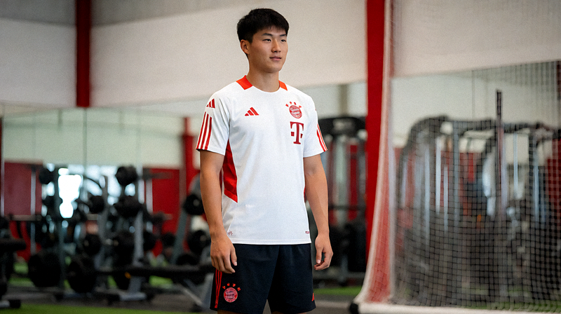 拜仁慕尼黑足球俱乐部新援在训练基地亮相接受媒体采访的场景