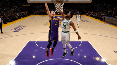 NBA常规赛洛杉矶湖人对阵波士顿凯尔特人的激烈对抗画面