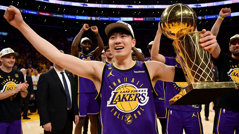NBA总决赛湖人队球员庆祝胜利球员拥抱奖杯现场