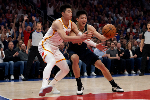 NBA篮球比赛现场，球员在球场内争抢篮板球的精彩瞬间，观众席热烈欢呼