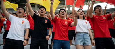 okooo澳客球迷在看台上庆祝球队进球欢呼和挥舞旗帜